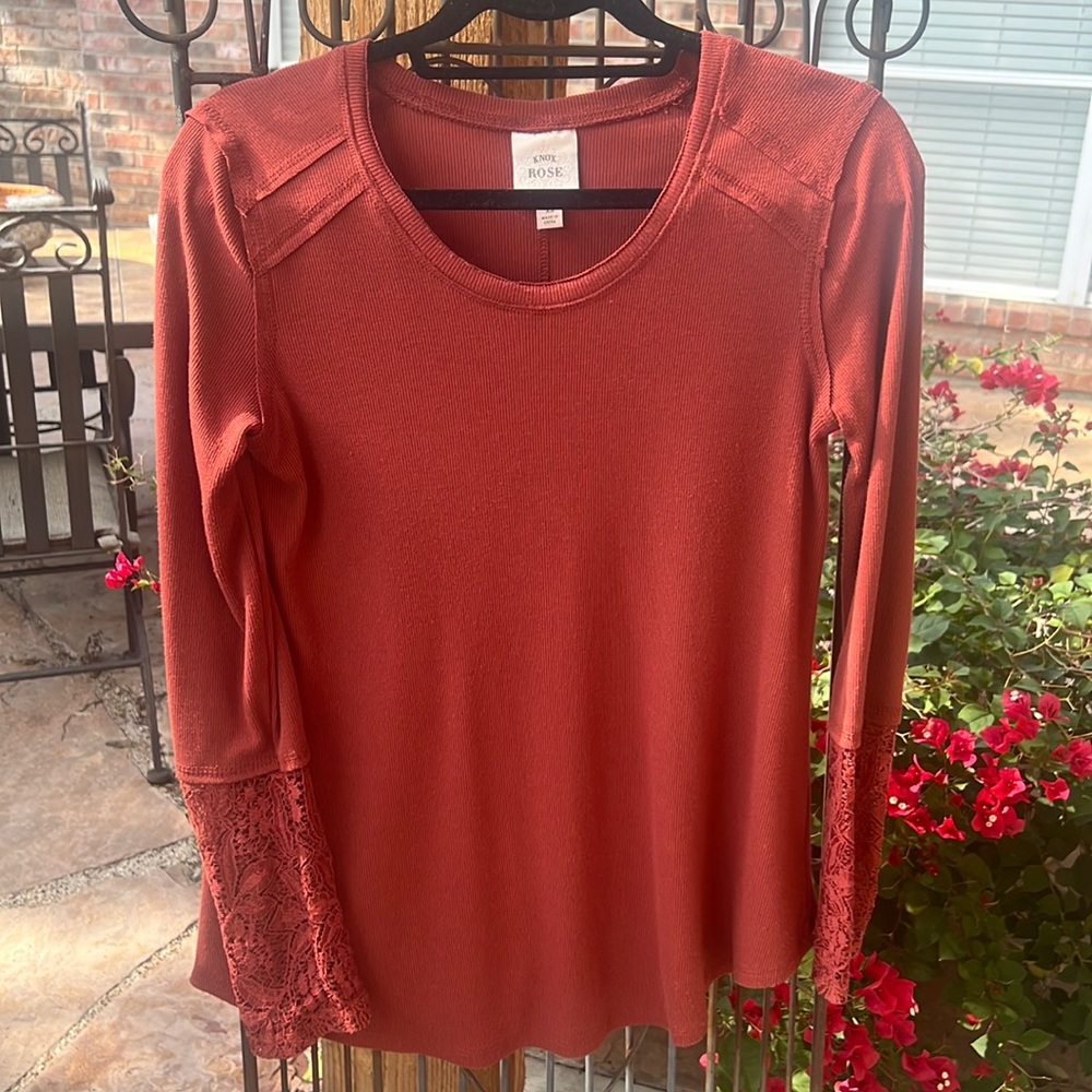 Knox Rose rust color long sleeve T-shirt with lace sleeves XS